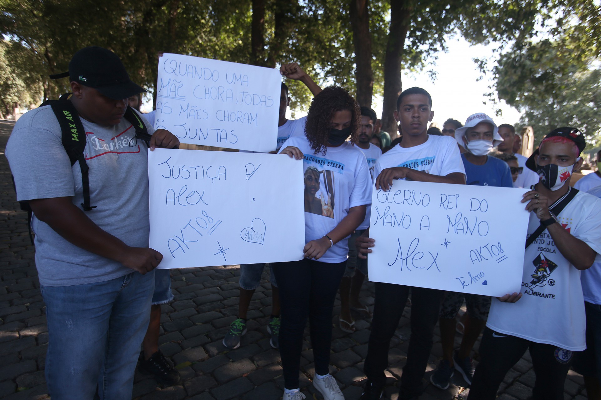 Rio,03/02/2022- INHAUMA, Cemiterio de Inhauma, enterro de Alexander Goncalves, morto a tiros quando andava com o tio em uma de honorio Gurgel. Na Foto. amigos de  Alexander Goncalves.Foto: Cleber Mendes/Ag&ecirc;ncia O Dia       - Cleber Mendes/Ag&ecirc;ncia O Dia