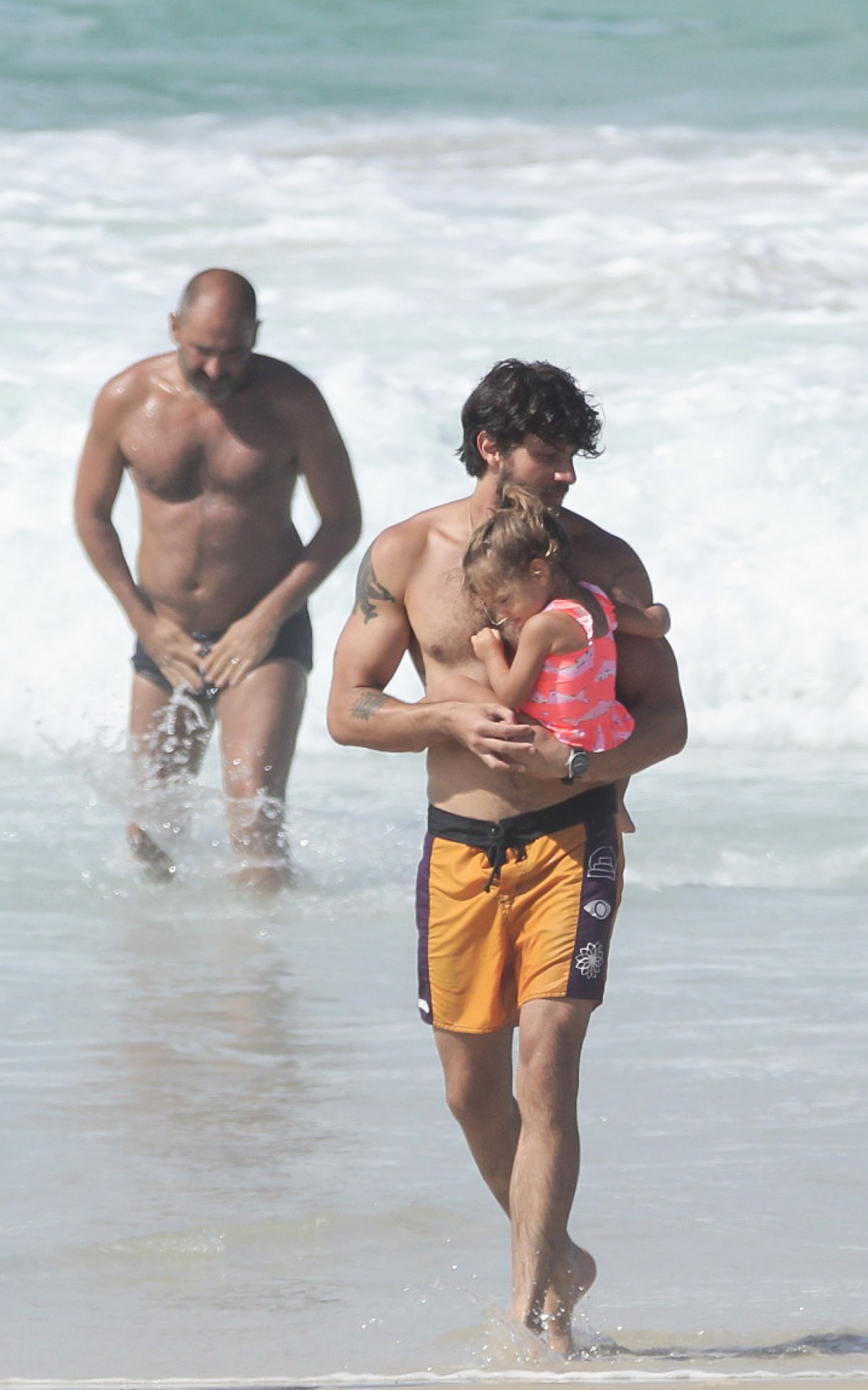 Chay Suede curte dia de praia na Barra da Tijuca, na Zona Oeste do Rio
