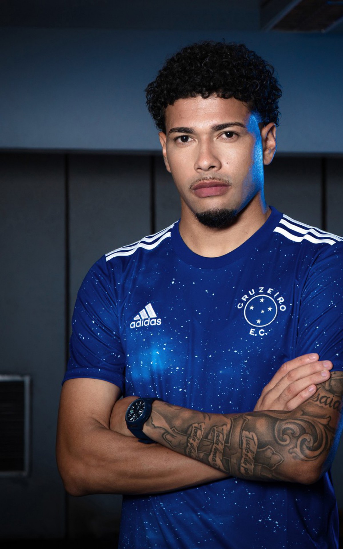 Filipe Machado com o novo uniforme do Cruzeiro