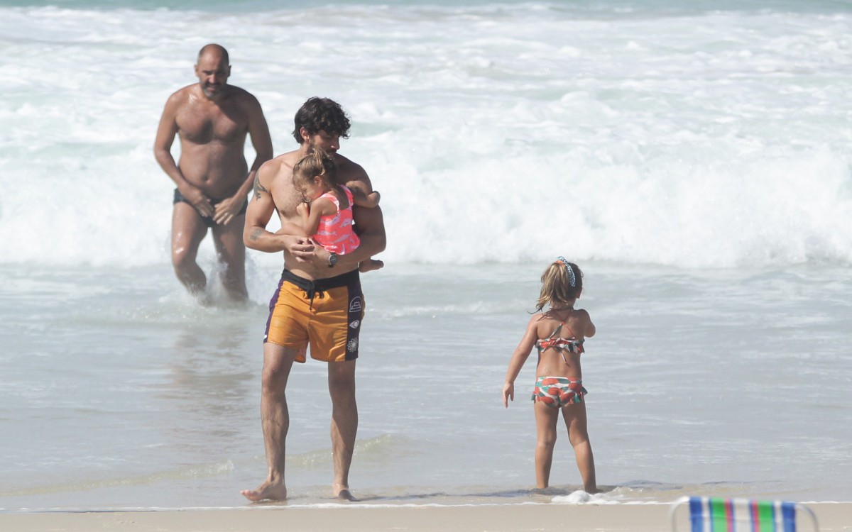 Chay Suede curte dia de praia na Barra da Tijuca, na Zona Oeste do Rio