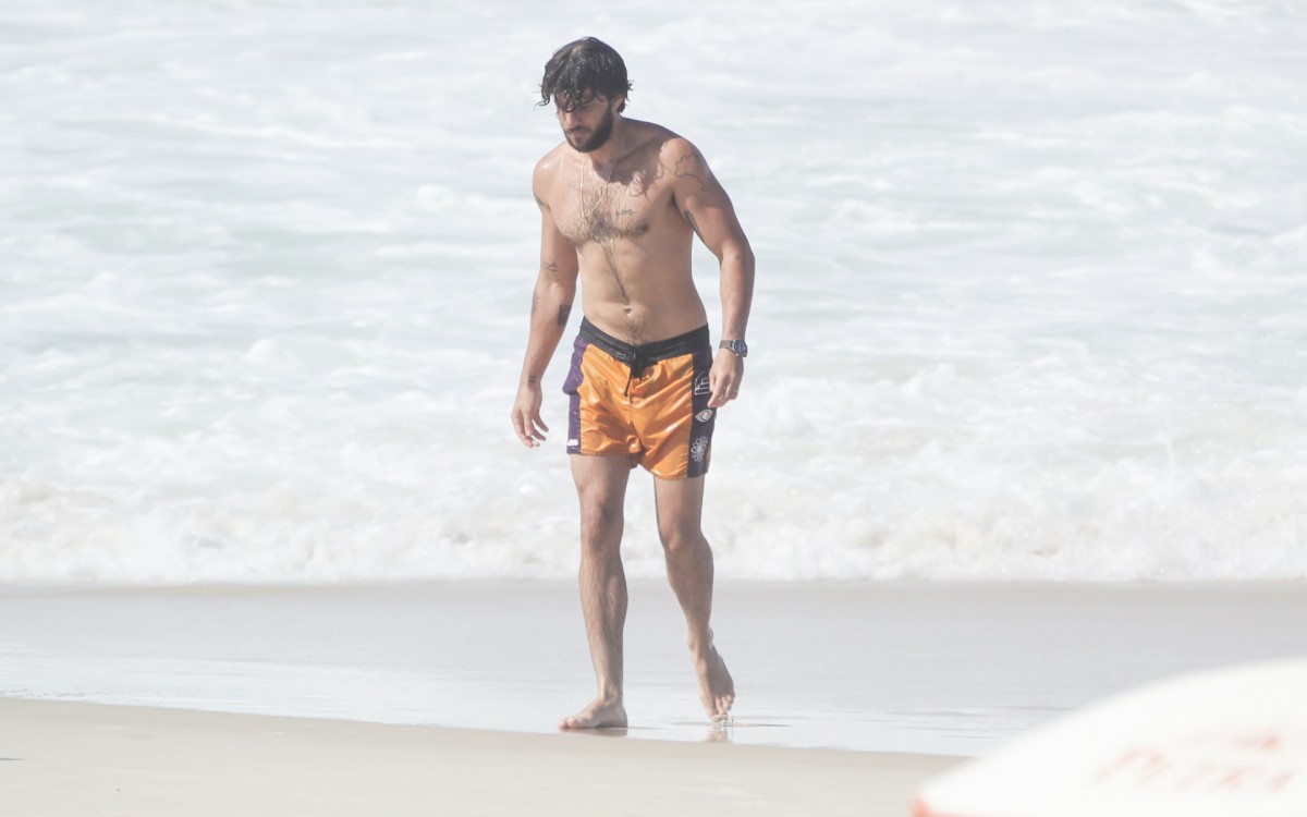 Chay Suede curte dia de praia na Barra da Tijuca, na Zona Oeste do Rio