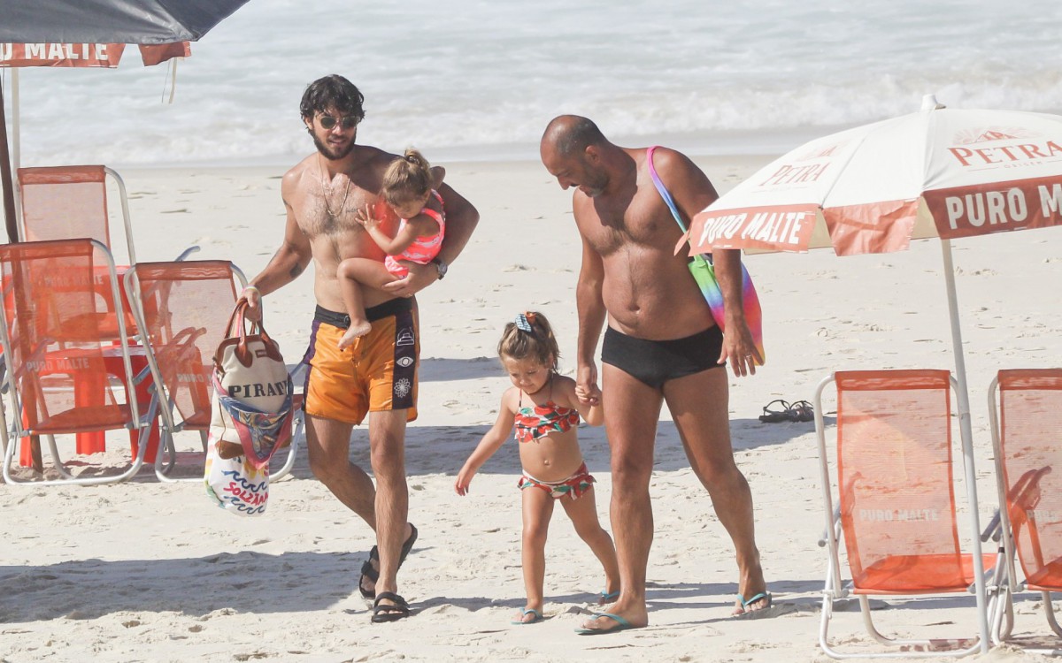 Chay Suede curte dia de praia na Barra da Tijuca, na Zona Oeste do Rio