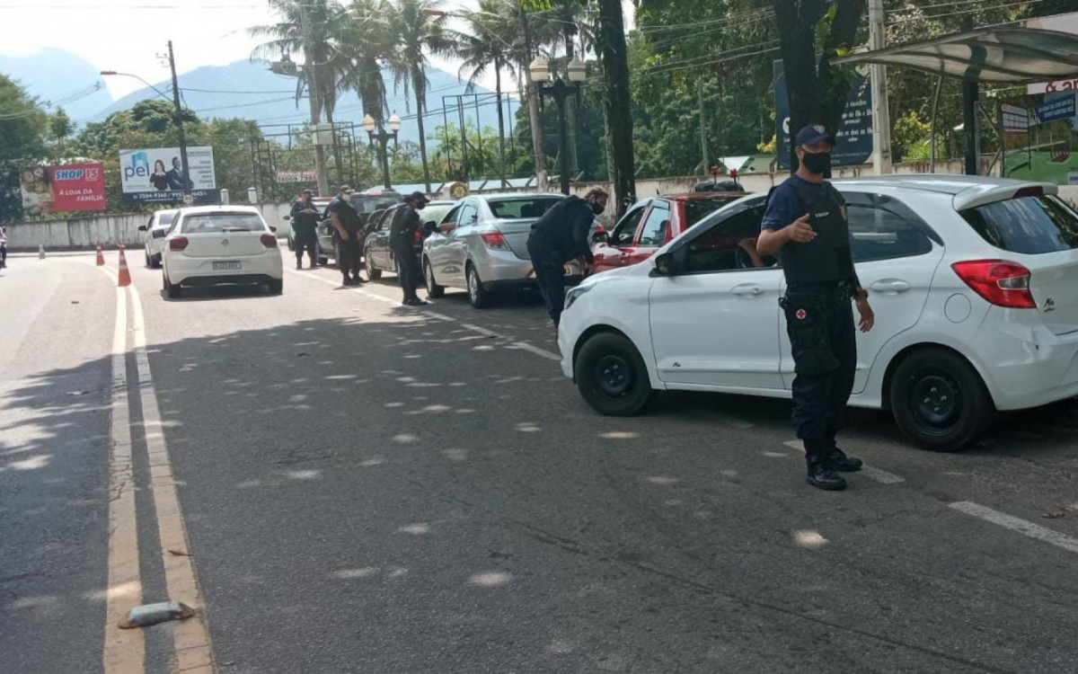 Durante a blitz, os agentes destacaram a import&acirc;ncia de se respeitar as normas de tr&acirc;nsito