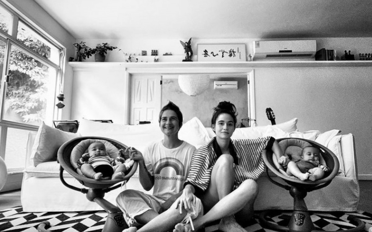 Nanda Costa com a esposa e as filhas  - Reprodução/Instagram