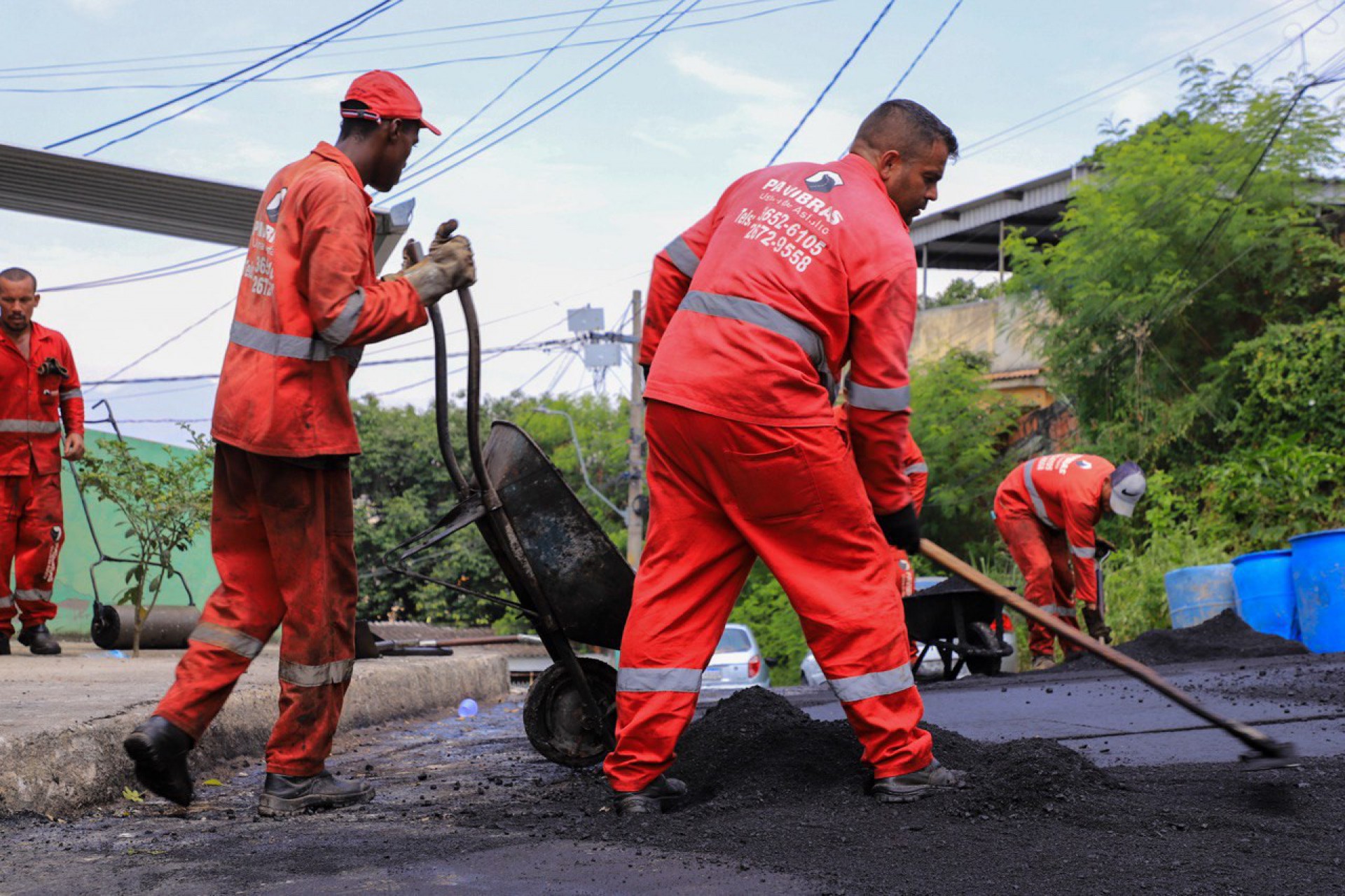 Agentes realizaram o recapeamento do asfalto na Rua Ozônio com Travessa Mercúrio, no Parque Alian/Coelho da Rocha, Rua Anchieta, na Praça da Bandeira e Rua Fernando Gosling, na Vila São João - Divulgação/ PMSJM