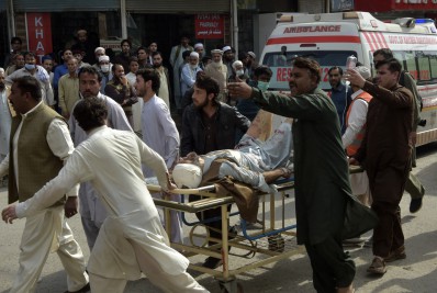 Atentado contra mesquita no Paquistão deixa 56 mortos e quase 200 feridos