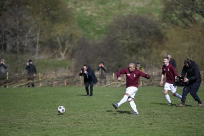 De volta aos gramados, Roberto Carlos joga por time amador de pub inglês