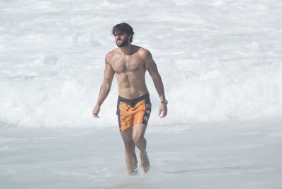 Chay Suede curte dia de praia com a filha