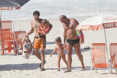 Chay Suede curte dia de praia com a filha