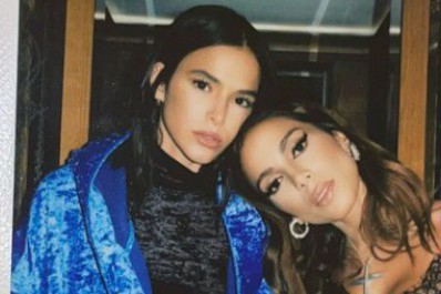 Anitta e Bruna Marquezine se encontram em evento de moda em Paris