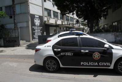 Homens em carro passaram atirando contra bar em Itaboraí, dizem testemunhas