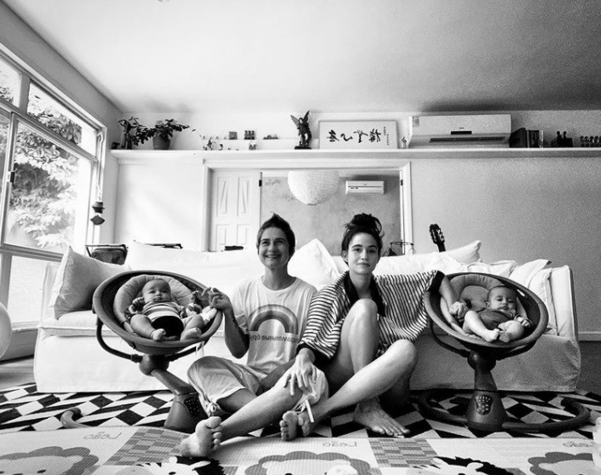 Nanda Costa com a esposa e as filhas  - Reprodução/Instagram