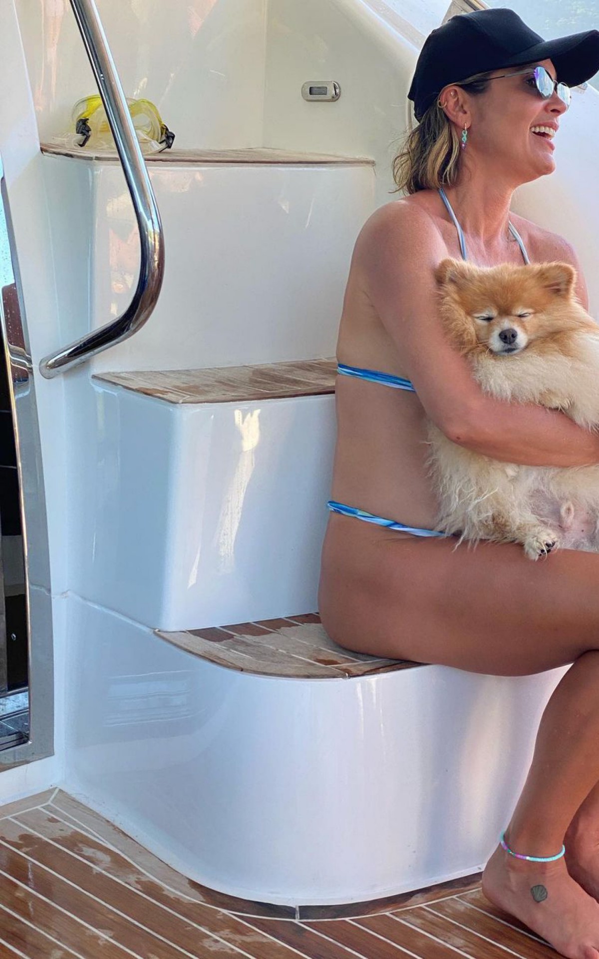 Fl&aacute;via Alessandra em passeio de barco com a fam&iacute;lia