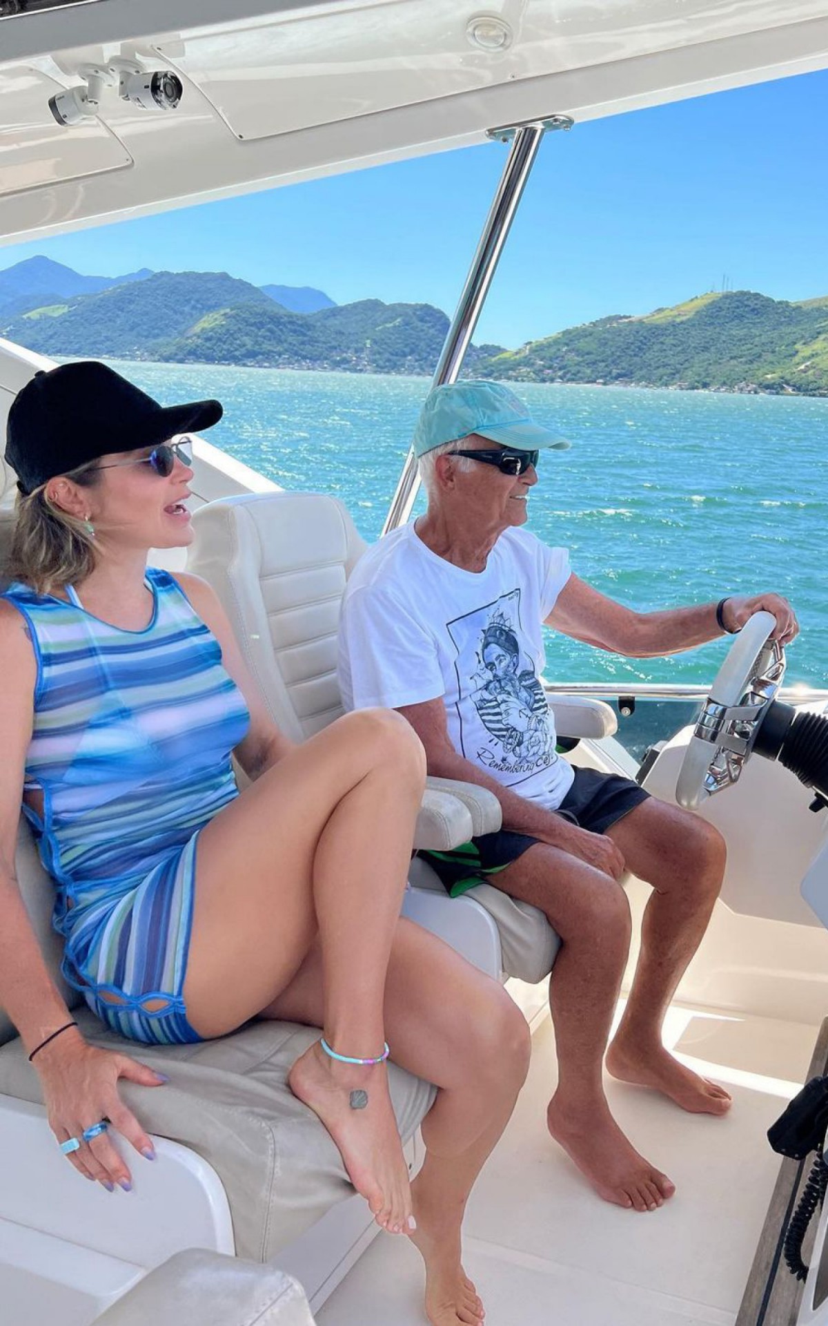 Fl&aacute;via Alessandra em passeio de barco com a fam&iacute;lia