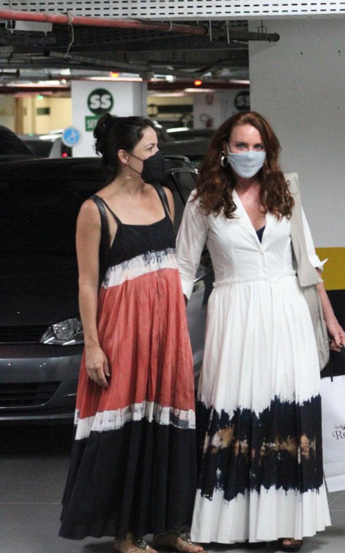 Leilane Neubarth e Gaia Maria passeiam em shopping do Rio