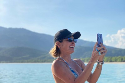 Musa! Aos 47, Flávia Alessandra posa de biquíni e mostra corpão em dia de sol