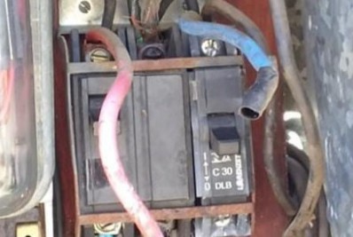 Vandalismo: fios da quadra poliesportiva do bairro Inema são cortados