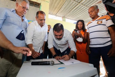 Castro inicia obras em dois conjuntos habitacionais da Zona Norte