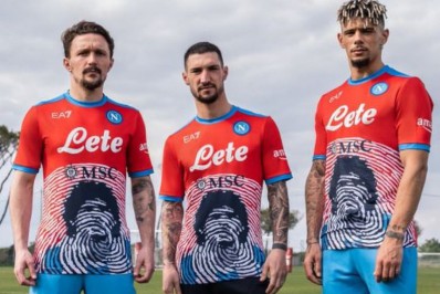 Napoli lança novo modelo de camisa em homenagem a Diego Maradona