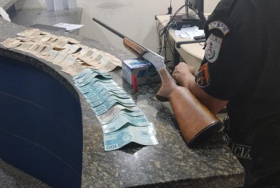 Denúncia anônima leva policiais a irmão de traficante e encontram espingarda e mais de R$ 3 mil em dinheiro