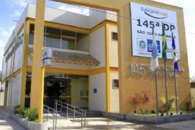 Bandido invade residência, ameaça matar mulher e foge levando R$ 20 mil em jóias, um revólver e dinheiro