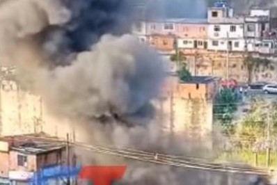 Vídeo: incêndio atinge antiga comunidade próxima ao Maracanã