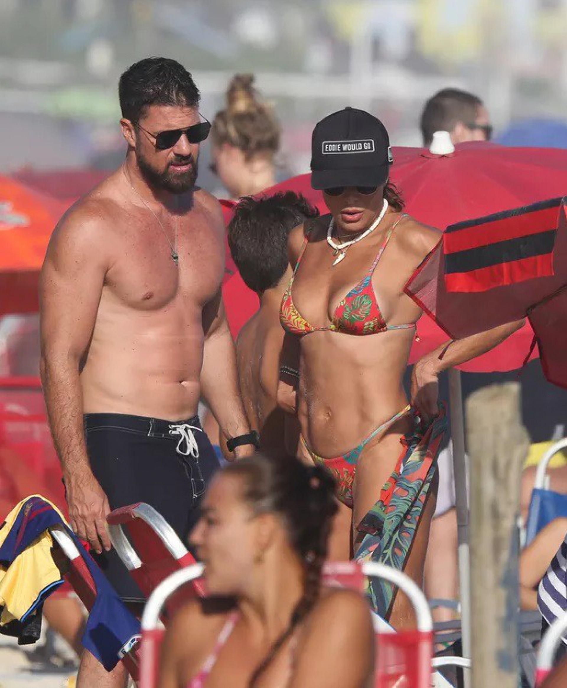 Juliana Paes curte praia com a família - Ag.news