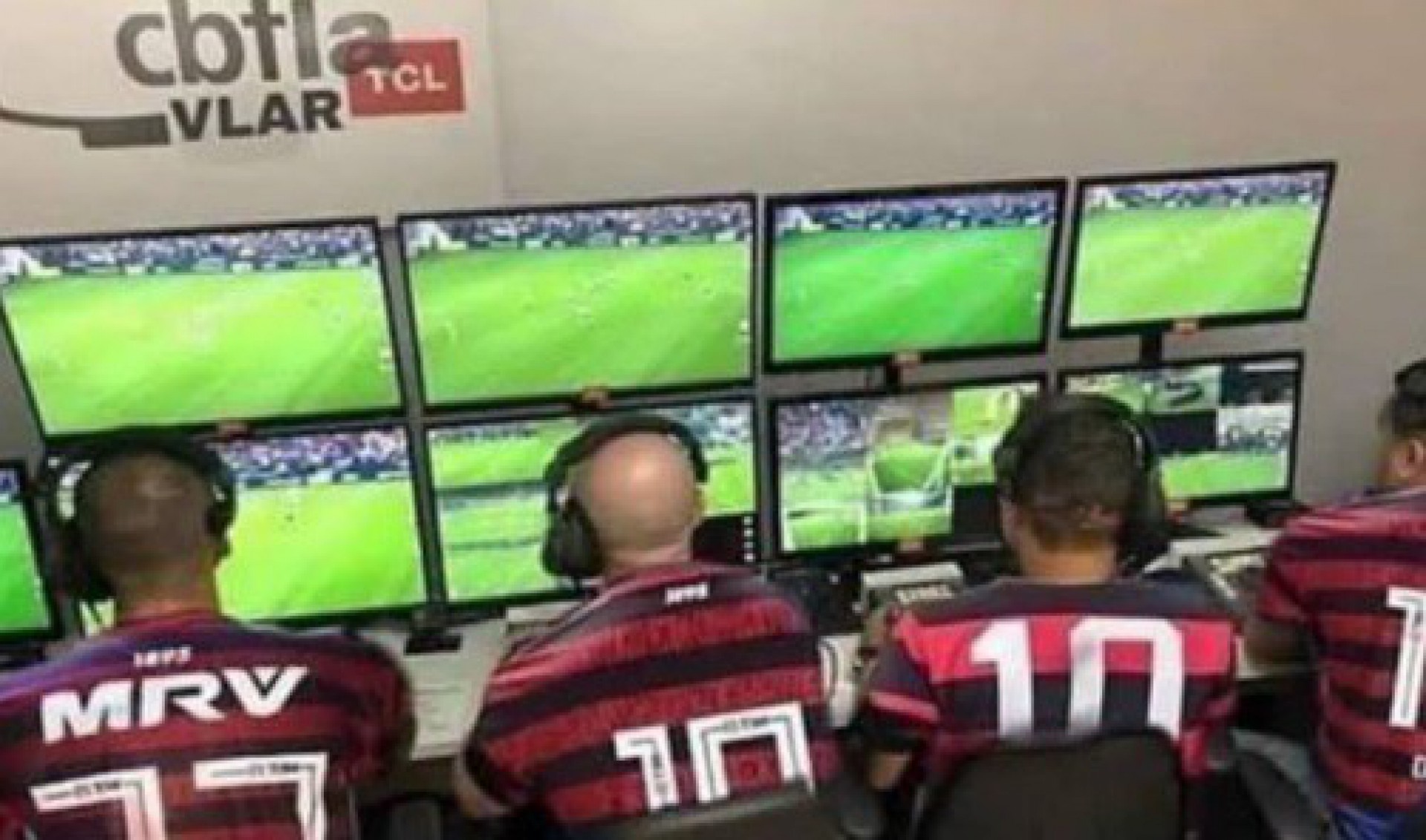 Memes: Torcedores do Vasco se irritam com suposto pênalti ignorado contra o Flamengo - Reprodução