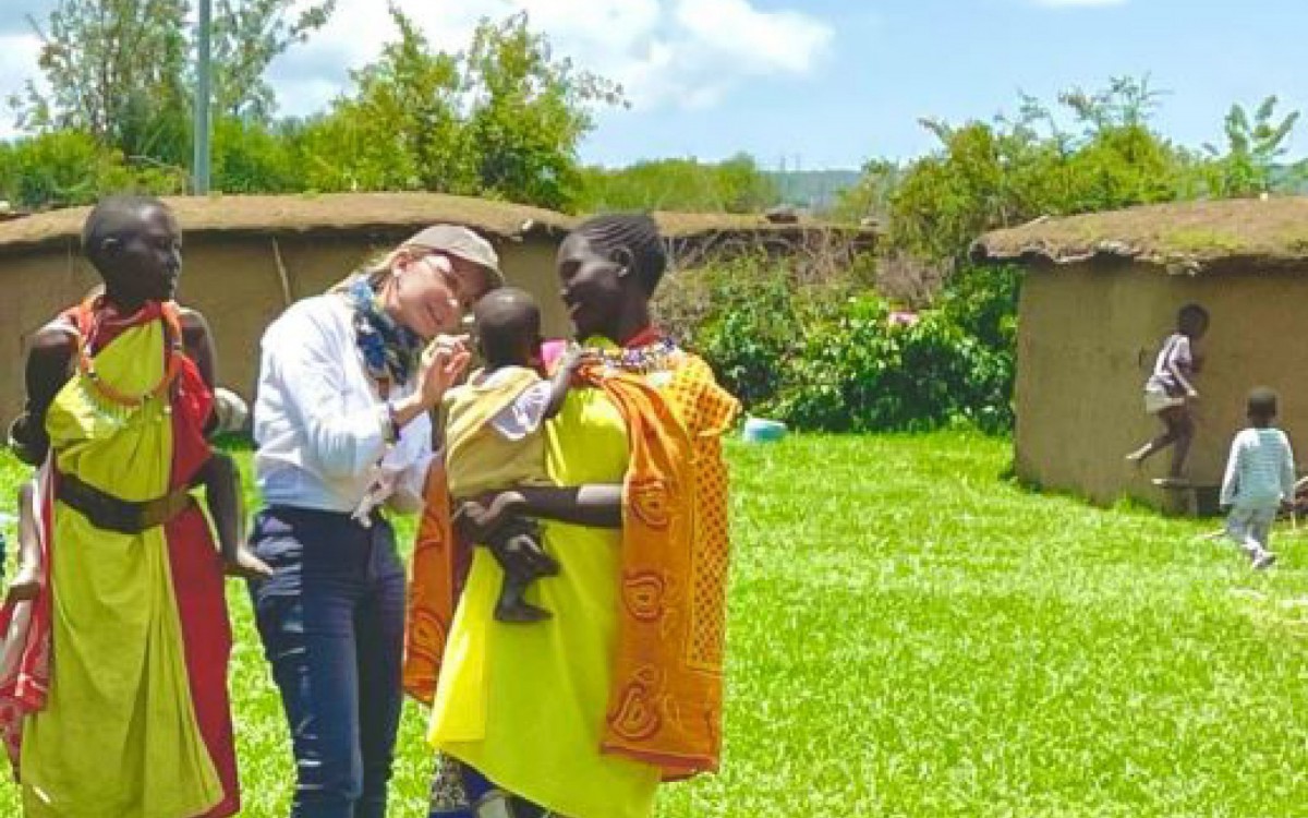 A fot&oacute;grafa e artista pl&aacute;stica Andr&eacute;a Bretas em sua viagem ao Qu&ecirc;nia, na &Aacute;frica