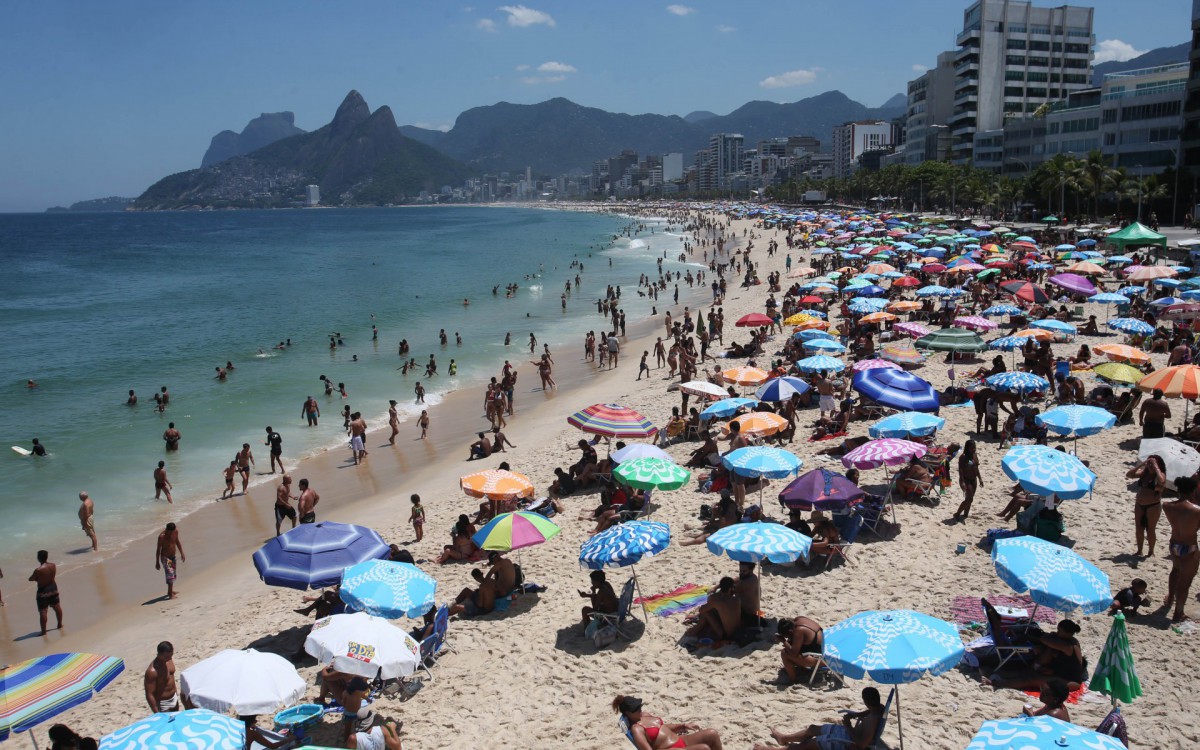 Com o calor e mar tranquilo, cariocas lotam as praia da cidade - Cleber Mendes/Agência O Dia