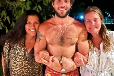 Em brincadeira, Regina Casé e Adriana Esteves 'disputam' Chay Suede