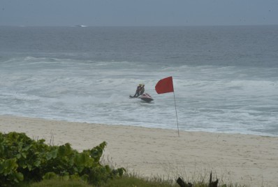 Corpo de Bombeiros encerra buscas aquáticas por pescador desaparecido no Recreio