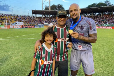 Em casa, Felipe Melo ganha primeiro troféu pelo Fluminense