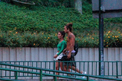 Casal? Vitão e Giulia Buscacio caminham pelo Rio e se beijam