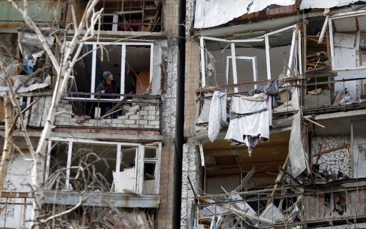 Morador olha destruição de prédio após explosão de um míssil russo em Kramatorsk, na Ucrânia