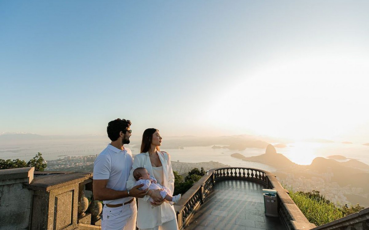 Thaila Ayala e Renato Goés batizam filho, Francisco, no Cristo Redentor	