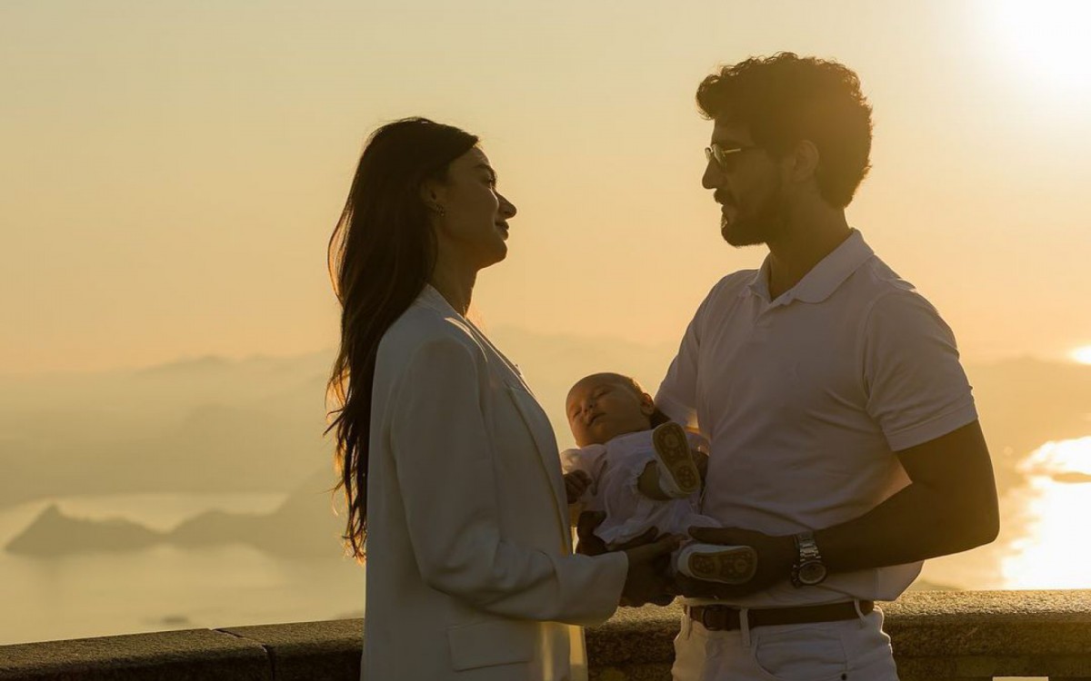 Thaila Ayala e Renato Goés batizam filho, Francisco, no Cristo Redentor	