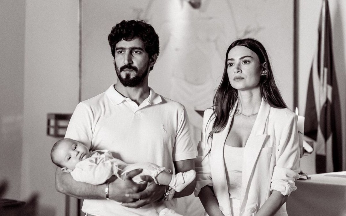 Thaila Ayala e Renato Goés batizam filho, Francisco, no Cristo Redentor	