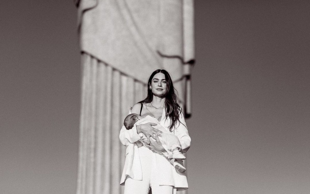 Thaila Ayala e Renato Goés batizam filho, Francisco, no Cristo Redentor	