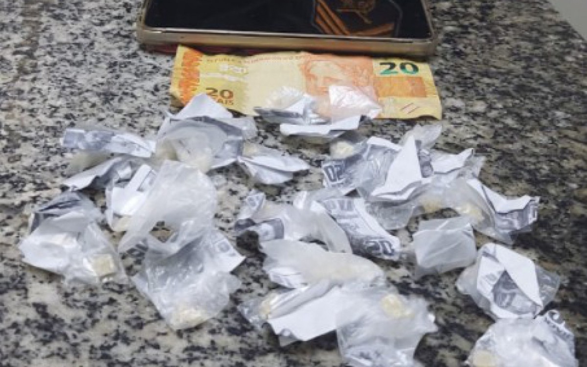 Três pessoas são presas por tráfico de drogas em Araruama