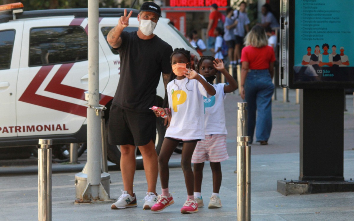 Bruno Gagliasso e os filhos são clicados em saída de shopping