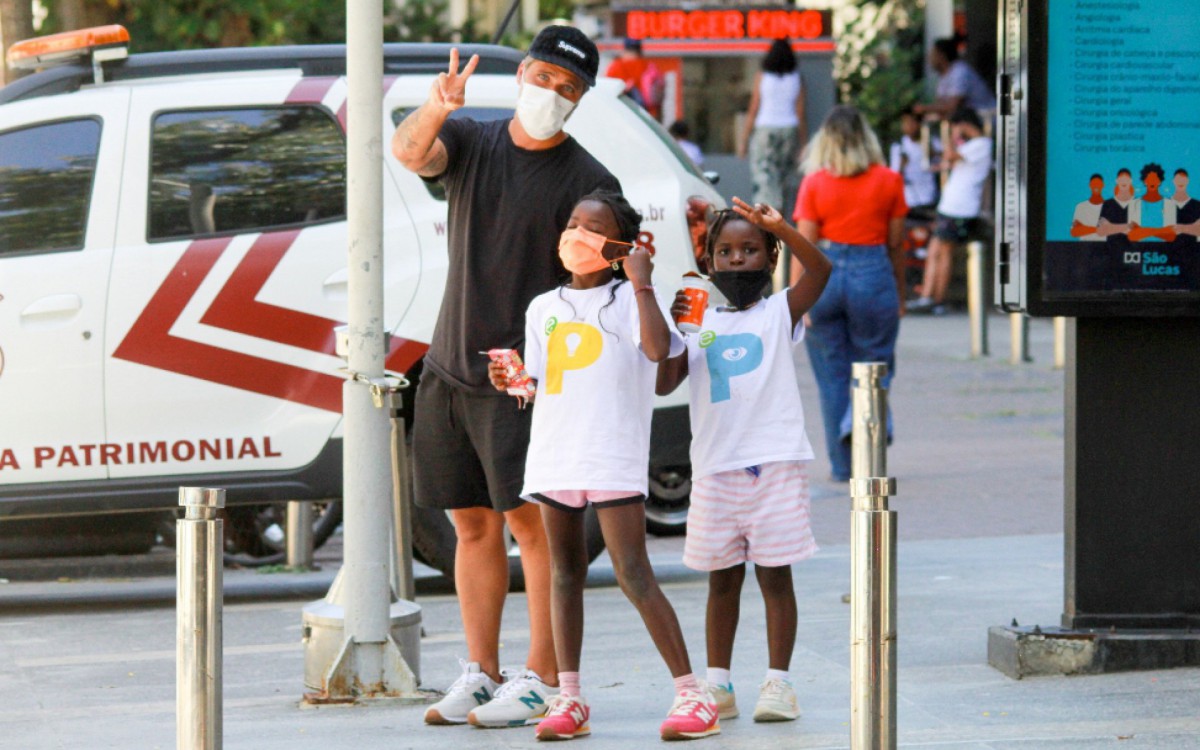 Bruno Gagliasso e os filhos são clicados em saída de shopping
