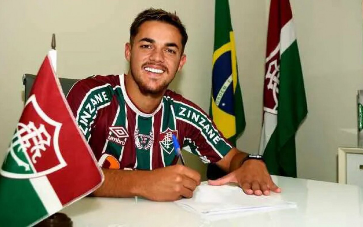 Meia João Pedro assina com o Fluminense