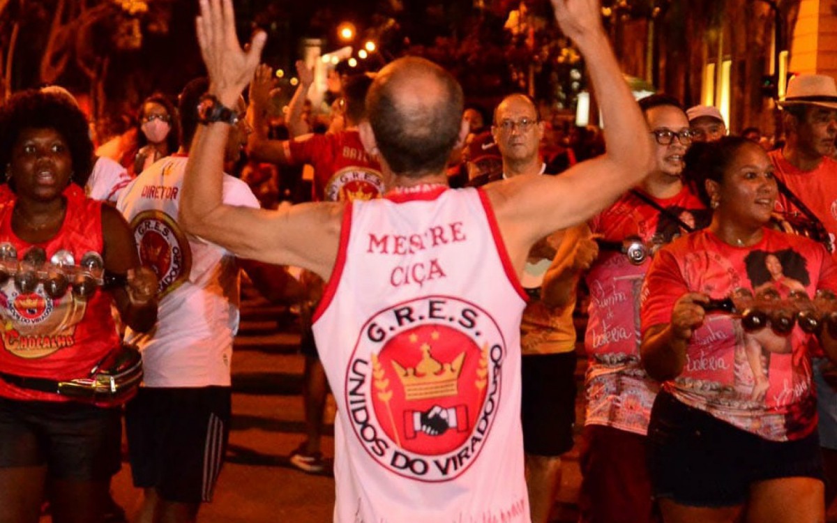 Mestre Ciça em ensaio de rua da Unidos da Viradouro