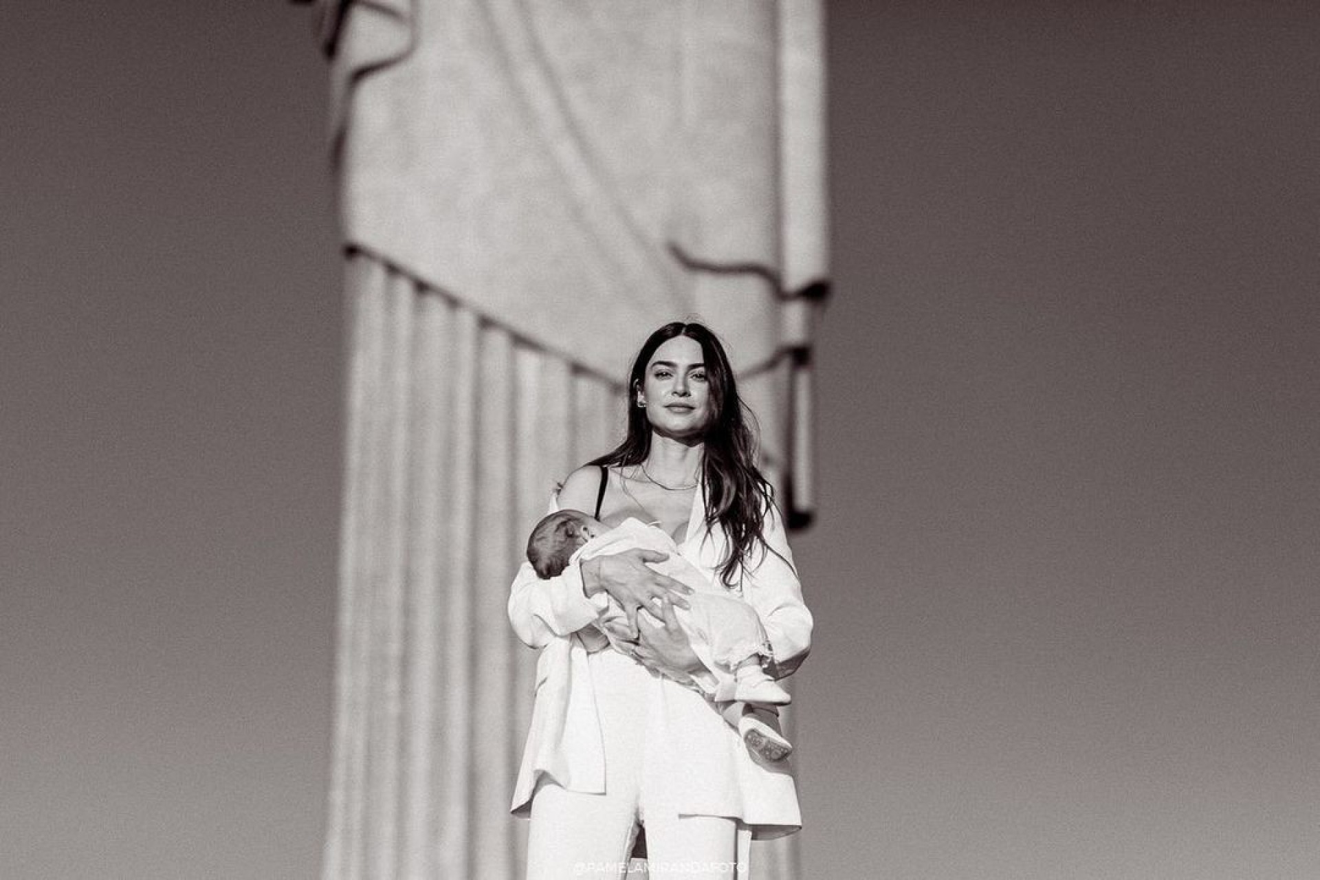 Thaila Ayala e Renato Goés batizam filho, Francisco, no Cristo Redentor	 - Reprodução/Pamela Miranda