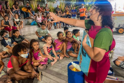 Ação social de Igreja evangélica leva diversão e música para crianças na Praça de Bacaxá