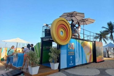 Magé divulga atrativos turísticos em domingo de sol na praia de Copacabana