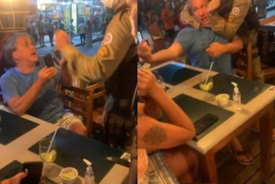 Grupo grita para turista preso acusado de insultos racistas em restaurante