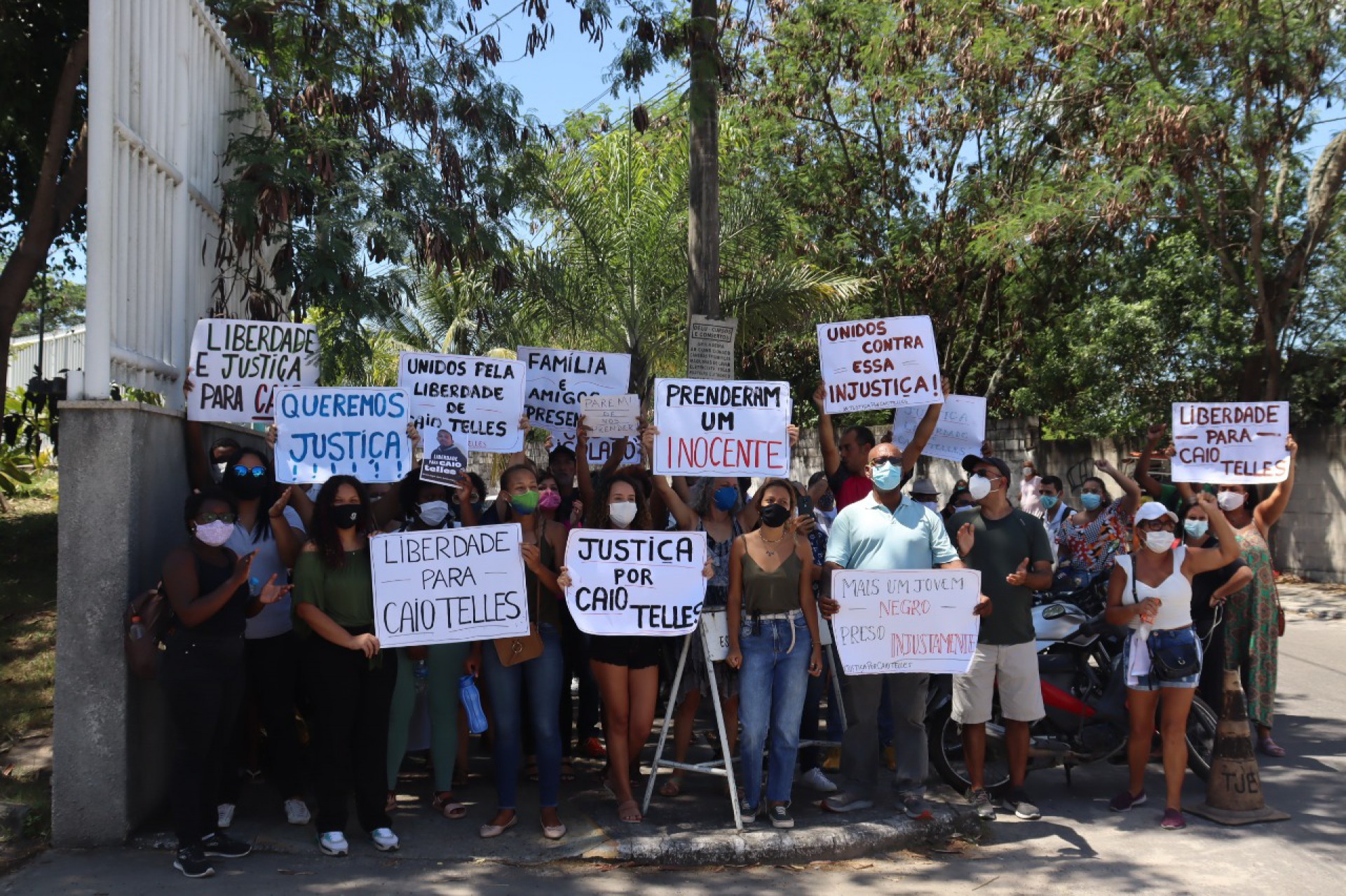 Amigos e familiares de Caio Telles fazem ato pela liberdade do jovem em S&atilde;o Gon&ccedil;alo, na Regi&atilde;o Metropolitana do Rio - Gustavo Mattos / Divulga&ccedil;&atilde;o