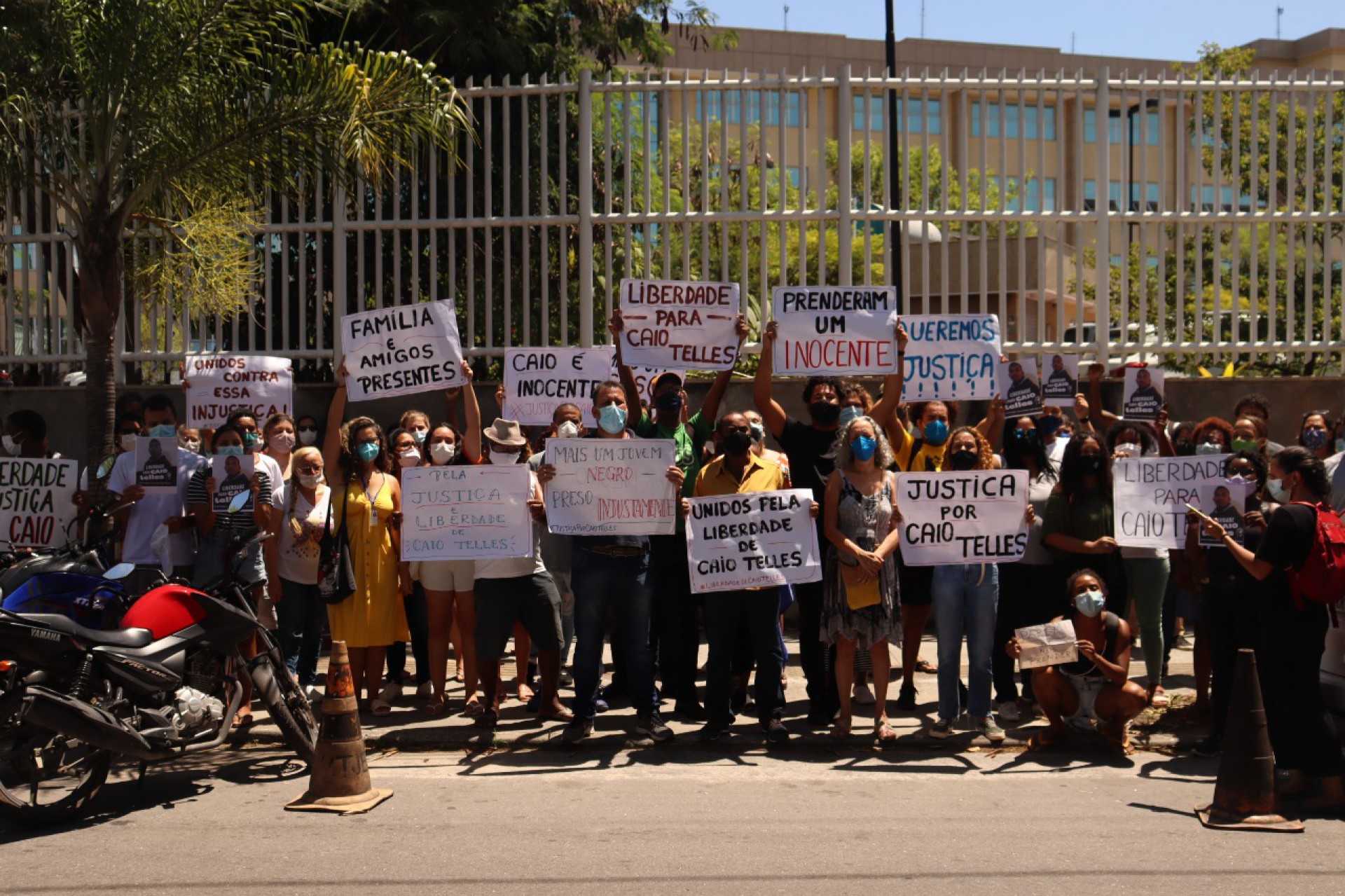 Amigos e familiares de Caio Telles fazem ato pela liberdade do jovem em São Gonçalo, na Região Metropolitana do Rio - Divulgação